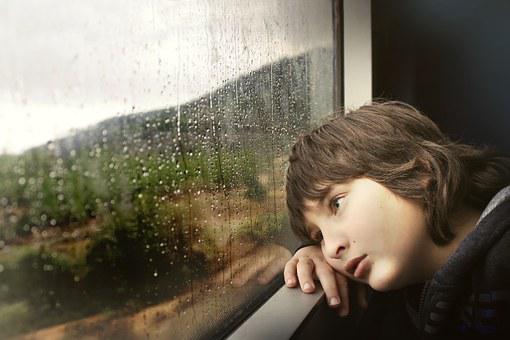 小男孩, 窗户, 等待, 无聊的, 疲劳的, 阴雨天气, 玻璃窗口, 雨滴